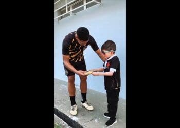 Barros fez uma surpresa ao jovem fã Gui ao presenteá-lo com uma camisa do Amazonas; confira o vídeo.