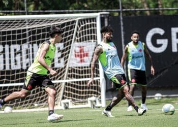 Foto exibe Paulinho praticando com a bola nesta sexta-feira no CT Moacyr Barbosa.