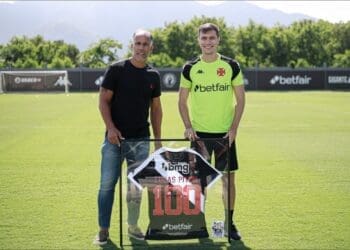 Felipe Maestro entrega camisa 100 do Vasco a Lucas Piton em comemoração aos seus 100 jogos pelo clube