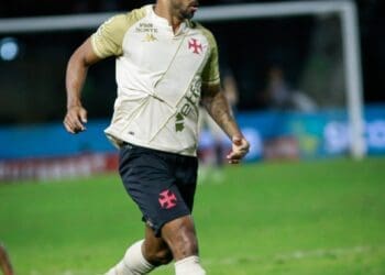 Paulo Henrique lidera os rankings de desarmes e duelos ganhos entre os laterais do Campeonato Brasileiro.