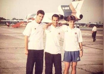Veja a imagem de Carlos Germano, Tinho e Juninho Pernambucano durante a excursão do Vasco à Europa em 1995.