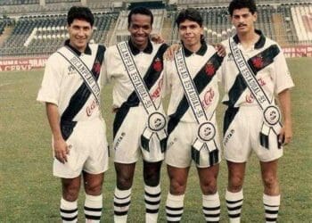 Confira uma antiga fotografia de Bismarck, Pimentel, Vitor e Valdir Bigode, todos usando a camisa do Vasco.