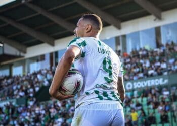 Emprestado pelo Vasco, Clayton anota mais um gol pelo Rio Ave; atacante conta com 4 gols em 11 partidas pelo clube português.