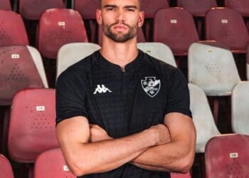 Léo Jardim destacou-se como o goleiro que efetuou o maior número de defesas no Campeonato Brasileiro durante o mês de outubro.