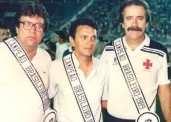 Veja a imagem de Clóvis Munhoz, Nelsinho Rosa e Ademar Braga exibindo a faixa de campeões brasileiros de 1989.