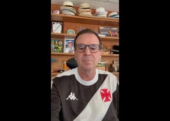 Prefeito Eduardo Paes faz gravação vestindo a camisa do Vasco; assista