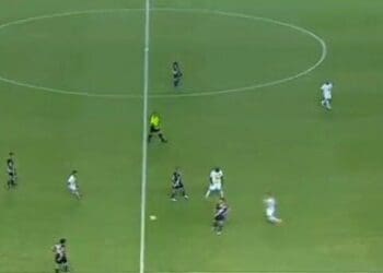 Em 2011, Diego Souza fez sua estreia pelo Vasco ao marcar um gol contra o Botafogo; recorde esse momento.