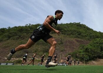 Botafogo vai disputar o clássico contra o Vasco nesta terça-feira sem o zagueiro Bastos, que está suspenso.