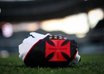 Vasco revela imagens do uniforme que será usado na partida de terça-feira contra o Botafogo; confira