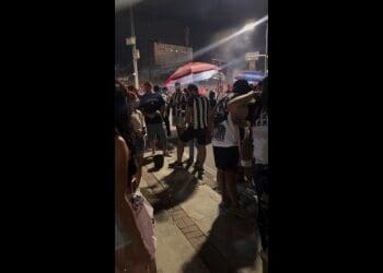 Torcidas do Vasco e do Botafogo se reúnem em clima de confraternização nas proximidades do Engenhão.