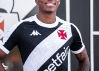 Após não ser incluído na lista de jogadores para a partida contra o Botafogo, Emerson Rodríguez embarca em viagem para Fortaleza.