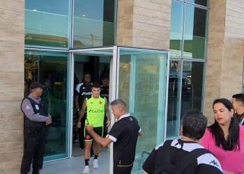 Torcedores demonstraram seu carinho por Philippe Coutinho ao vê-lo deixar para o treino nesta sexta-feira em Fortaleza.