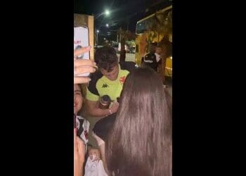 Torcedores se aproximam de Vegetti após o treino em Fortaleza; confira o vídeo.