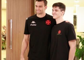 Sócios fazem visita ao elenco no hotel em Fortaleza; confira vídeo e imagens