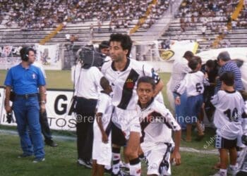 Fotógrafo da Finlândia compartilha imagem de Mauro Galvão jogando pelo Vasco em 1999.