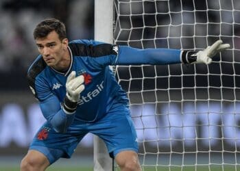 Vasco só retomará as negociações para a renovação de Léo Jardim após a conclusão do Brasileiro.