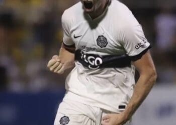 Emprestado pelo Vasco, o zagueiro Capasso conquista o título paraguaio com a equipe do Olimpia.