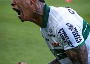 Vasco estaria em conversações para a contratação do atacante Alef Manga, que atuou recentemente pelo Coritiba.