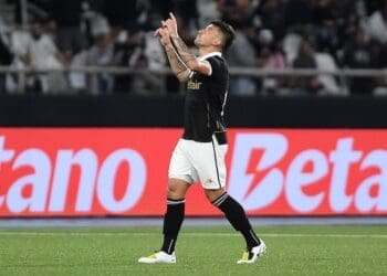 Vasco analisa a extensão do contrato de Victor Luis