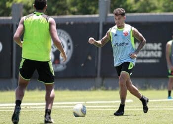 Vasco compartilha imagens do treinamento realizado nesta segunda-feira no gramado do CT Moacyr Barbosa; confira