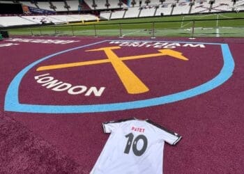 West Ham compartilha imagem da camisa do Vasco em seu estádio; confira