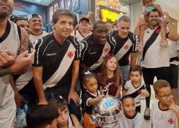 Odvan compartilha imagem com crianças, Mauro Galvão e Carlos Germano: ‘Enquanto houver um coração infantil, o Vasco será eterno’
