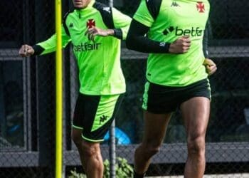 Philippe Coutinho será escalado como titular, enquanto Payet começará a partida no banco contra o Internacional.