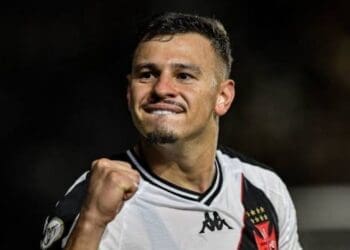 Vasco busca negociação com o Athletico-PR para assegurar permanência de Hugo Moura
