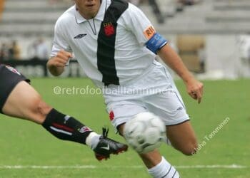 Veja a imagem de Petkovic vestindo a camisa do Vasco durante uma partida em 2004.