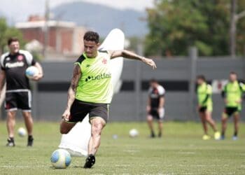 Vasco deve contar com o retorno de João Victor ao time titular na próxima quinta-feira, quando enfrenta o Internacional.
