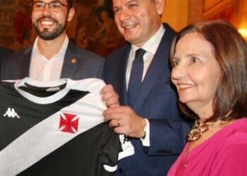 Primeiro-Ministro de Portugal ganha camisa personalizada do Vasco