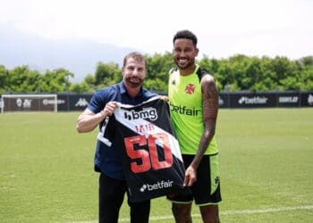 Jair ganhou uma camisa especial em homenagem aos seus 50 jogos pelo Vasco.