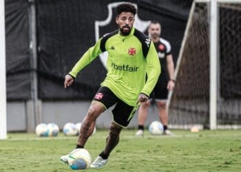 Recuperado de sua lesão, Paulinho não estará na lista de jogadores para o confronto contra o Internacional.