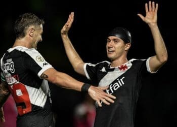 Lucas Piton comemora vitória do Vasco sobre o Corinthians, que impulsionou o time rumo à briga pela Libertadores — Foto: Thiago Ribeiro/AGIF