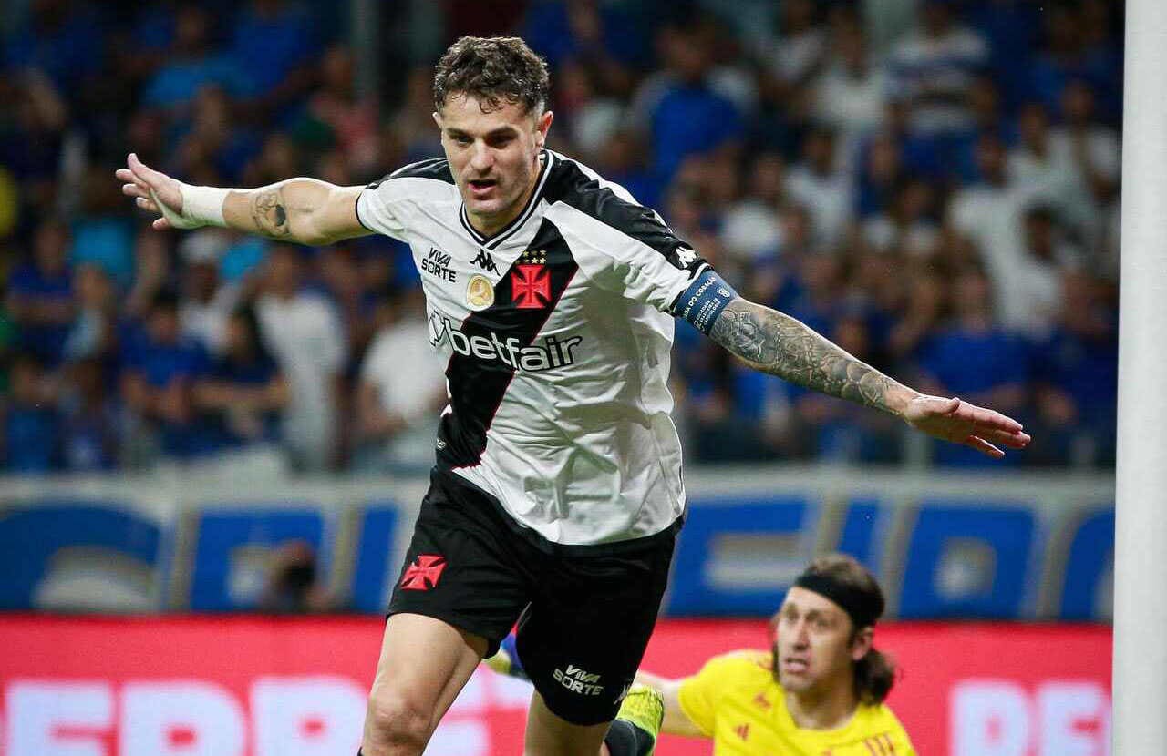 20241121-084004-1-vegetti-comemora-gol-do-vasco-contra-o-cruzeiro-seu-ultimo-no-brasileirao-foto-matheus-lima-vasco-da-gama-1 Vegetti comemora gol do Vasco contra o Cruzeiro; seu último no Brasileirão - Foto: Matheus Lima / Vasco Da Gama