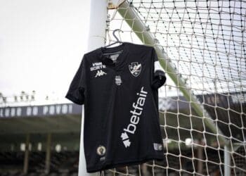 Vasco vestirá uniforme preto com o escudo nesta quinta-feira; confira as imagens.
