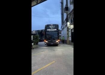 Elenco do Vasco já chegou a São Januário; confira vídeo e fotos da recepção