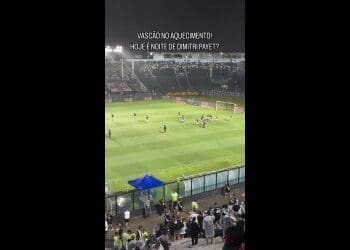 Jogadores do Vasco realizam aquecimento no campo de São Januário; assista ao vídeo