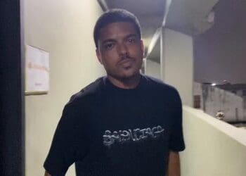 Evander acompanha o jogo Vasco x Internacional em São Januário; assista ao vídeo.