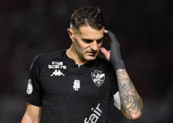 Jogadores do Vasco foram recebidos com protestos e vaias ao deixarem o gramado de São Januário.