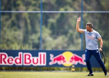 Técnico português Pedro Caixinha, ex-Red Bull Bragantino, pode ter sido procurado pelo Vasco.