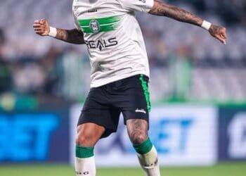 Emprestado pelo Vasco, Zé Gabriel deve continuar no Coritiba em 2025