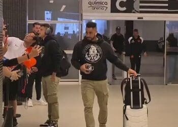 Jogadores do Vasco são recebidos por torcedores do Corinthians durante a chegada ao estádio; confira