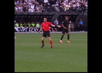 Árbitro foi atingido por bola chutada por Galdames na partida contra o Corinthians; confira o vídeo