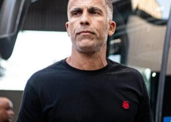 Além de Pedro Caixinha, o Vasco fez consultas sobre Gustavo Quinteros e Hernán Crespo; Felipe pode se juntar à comissão técnica.