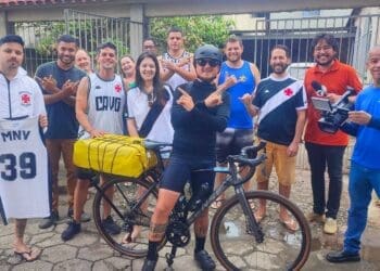 Vascaíno inicia a travessia de bicicleta de Cariacica a São Januário
