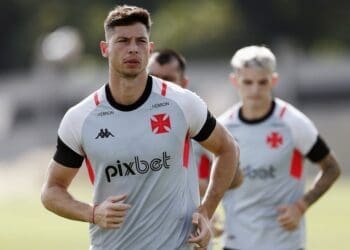 Vasco busca um treinador com experiência no Brasil e jogadores brasileiros; Lucas Barbosa, do Juventude, é uma das prioridades.