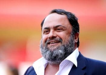 Interessado na SAF do Vasco, Evangelos Marinakis tem empreendimentos nas áreas de navegação e mídia.