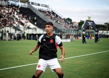 Vasco busca reabilitar o desempenho de Sforza, enquanto Felipe pode desempenhar um papel mais avançado no meio-campo.