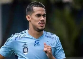 Zagueiro Lucas Oliveira, que já atuou pelo Cruzeiro e atualmente está no Japão, estaria entre os nomes cotados para ser reforço do Vasco em 2025.